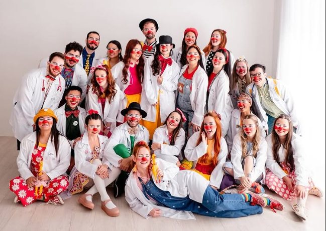 Grupo de voluntários do Instituto Médicos do Humor