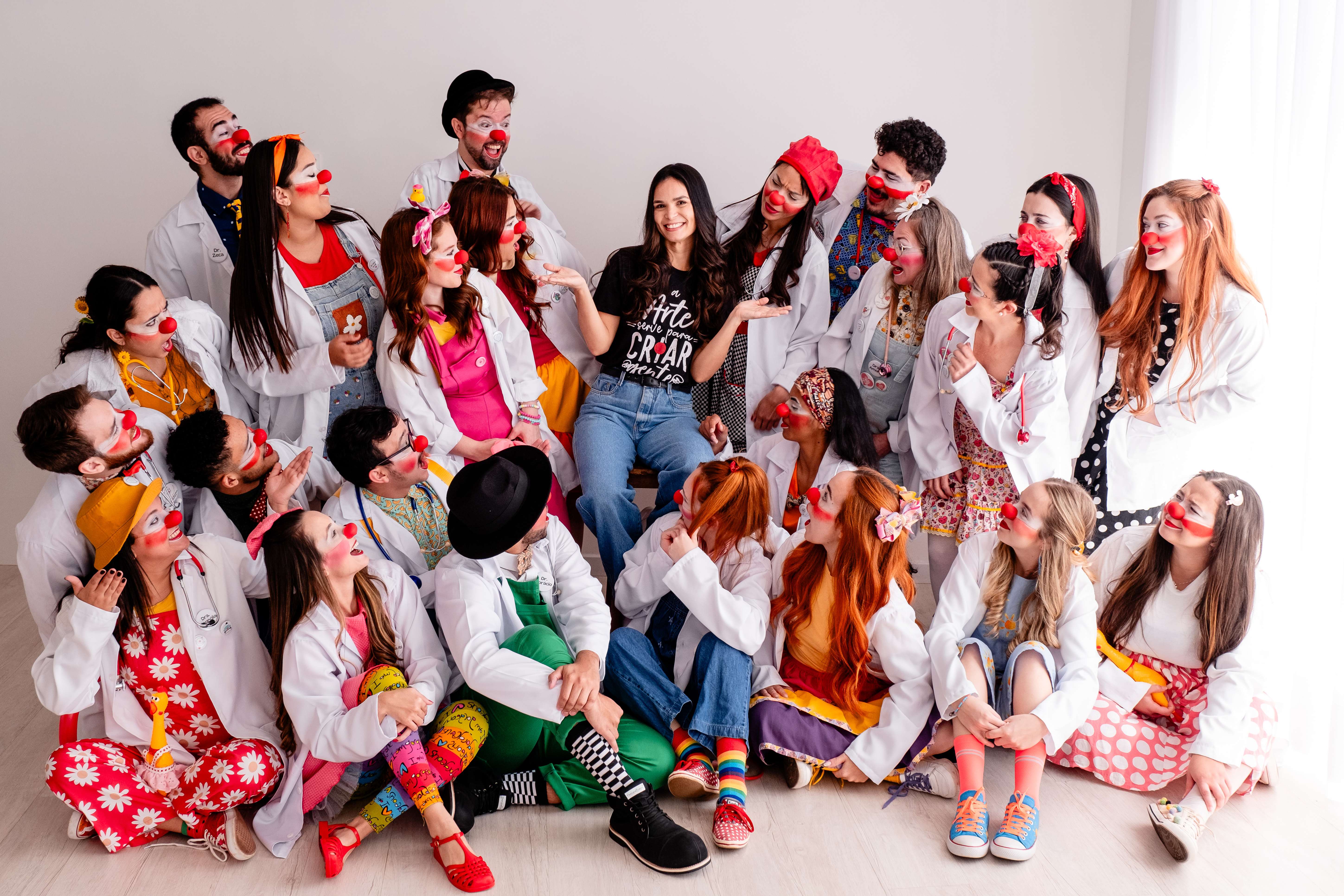 Equipe completa dos Médicos do Humor reunida, vestidos como palhaços com narizes vermelhos e jalecos coloridos